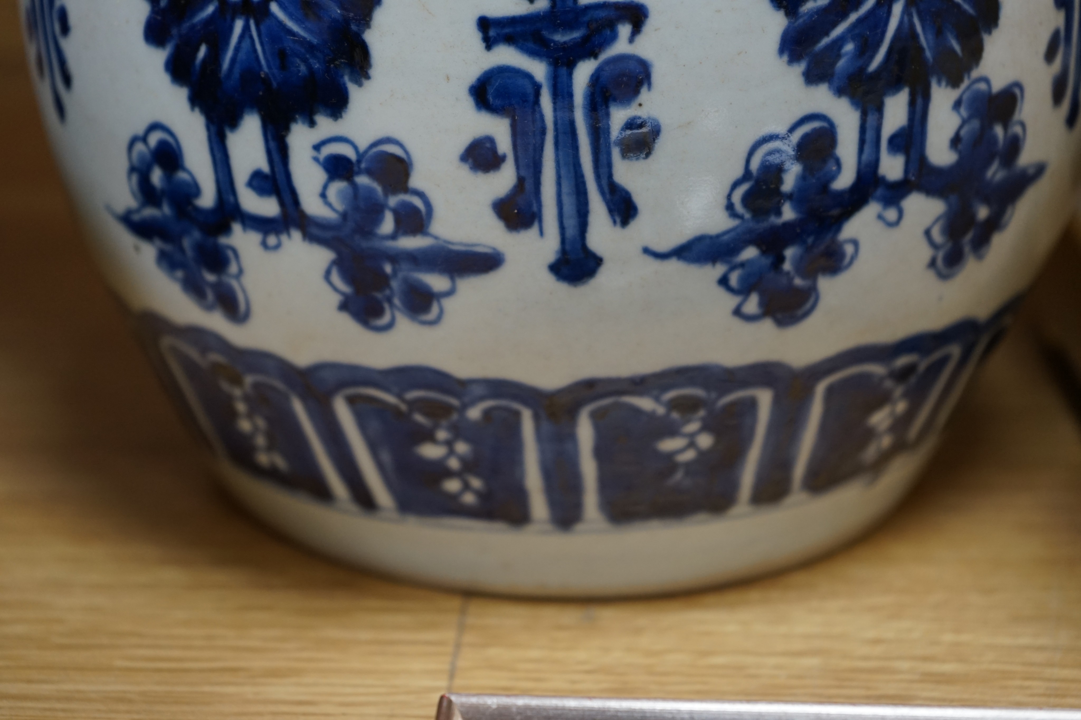 A Chinese Qing blue and white jar, 23cm